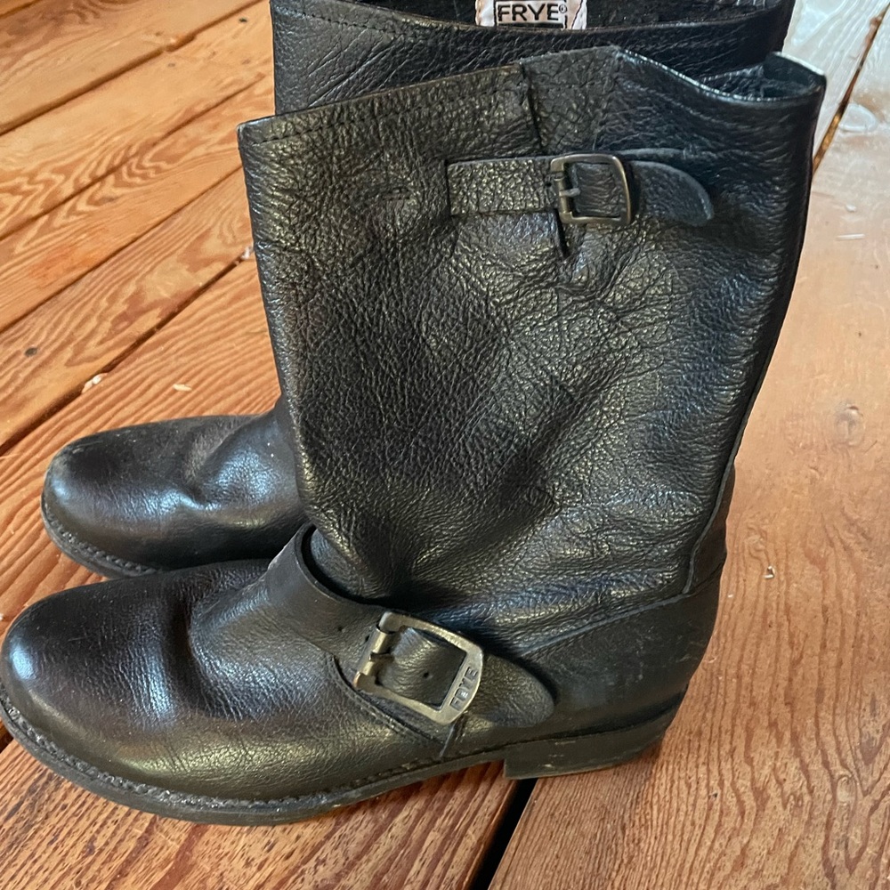 Women’s Frye boots. Only worn 3x. Comfortable and stylish!